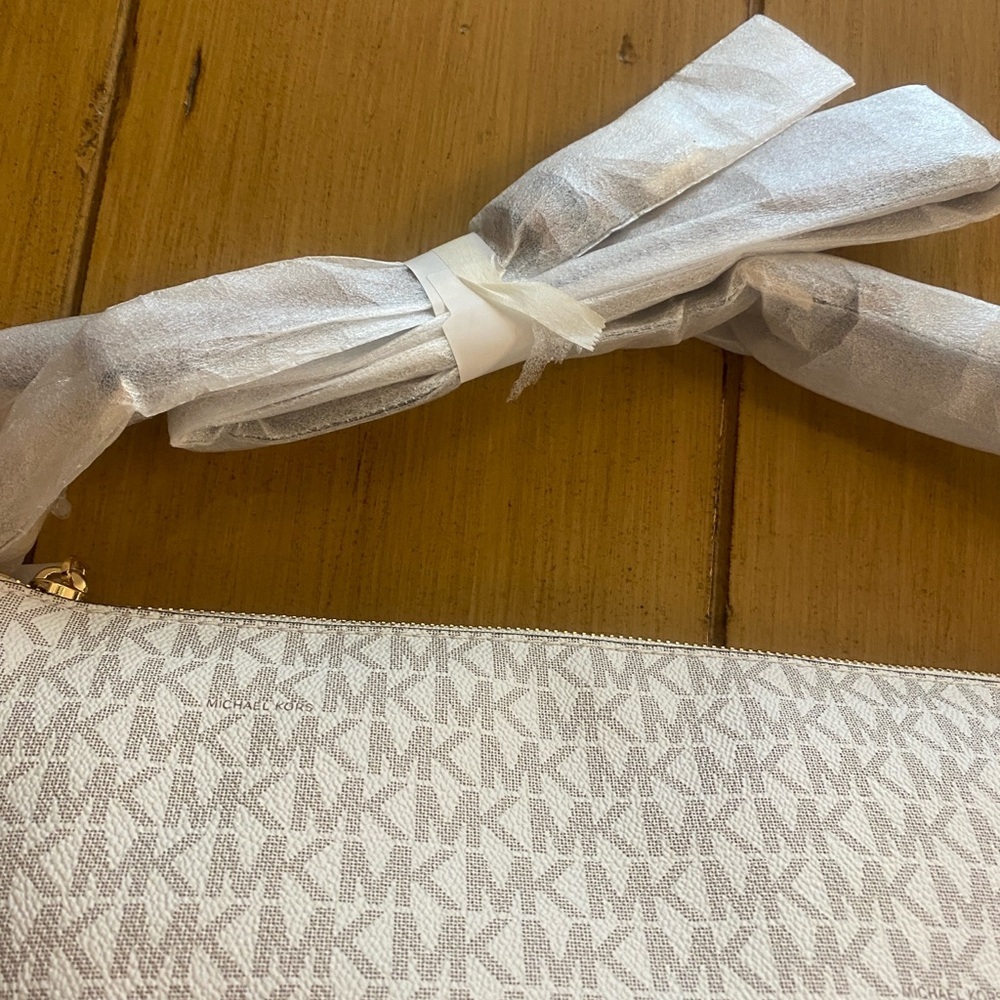 Michael Kors Cream Bucket Bag Brooke Vanilla NEW Authentic w tags dust bag 🎊 - Picture 10 of 15